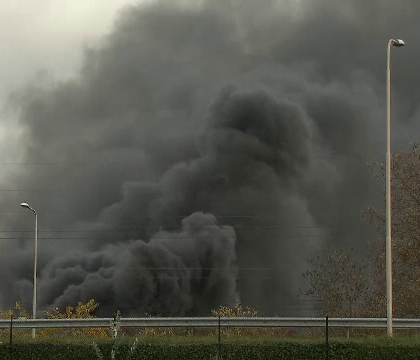 Incendiu de amploare la o uzina chimica din Olanda. Fumul dens a paralizat sud-estul tarii Incendiu de amploare la o uzina chimica din Olanda. Fumul dens a paralizat sud-estul tarii