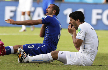 Gestul socant facut de Luis Suarez in meciul cu Italia. Ce au vazut arbitrii la reluare Gestul socant facut de Luis Suarez in meciul cu Italia. Ce au vazut arbitrii la reluare