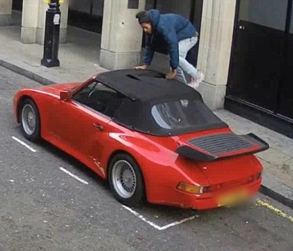Probabil unul dintre cei mai prosti hoti filmati in ultima vreme de camerele de supraveghere. Cum incearca sa fure un Porsche