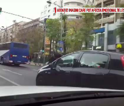 Imagini incredibile surprinse in trafic. O femeie a luat pe capota un barbat care o acuza ca l-ar fi tamponat cu intentie - FOTO