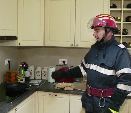 Sfaturile pompierilor in caz de incendiu. Ce sa NU facem niciodata daca focul izbucneste in propria casa Sfaturile pompierilor in caz de incendiu. Ce sa NU facem niciodata daca focul izbucneste in propria casa