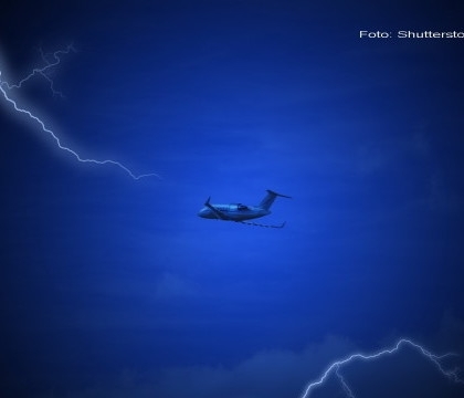 Momentul in care un avion cu pasageri este lovit de fulger, la scurt timp dupa decolare. Descoperirea facuta la aterizare - VIDEO