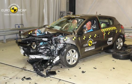 Renault, "lovit de tanc" la crash test. Rezultat aproape catastrofal pentru masina de la care francezii asteptau 5 stele