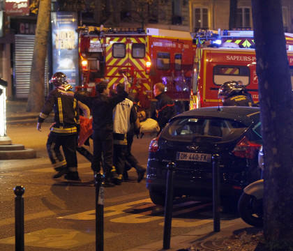Marturiile supravietuitorilor din Paris. "Era o scena din iad, trageau in noi ca si cum am fi fost pasari la vanatoare" - VIDEO Marturiile supravietuitorilor din Paris. "Era o scena din iad, trageau in noi ca si cum am fi fost pasari la vanatoare" - VIDEO