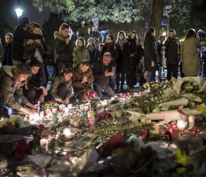 Franta isi plange mortii si cauta raspunsuri. Victimele, omagiate cu mii de lumanari, aprinse in fata ferestrelor Franta isi plange mortii si cauta raspunsuri. Victimele, omagiate cu mii de lumanari, aprinse in fata ferestrelor
