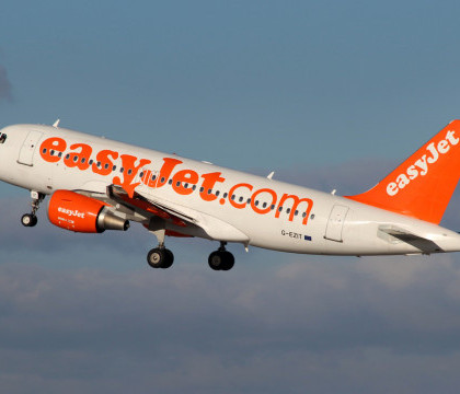 Alerta falsa cu bomba la bordul unui avion EasyJet. Politia a arestat doi barbati Alerta falsa cu bomba la bordul unui avion EasyJet. Politia a arestat doi barbati