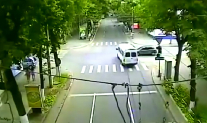 Accident la o intersectie din capitala. Momentul in care o masina loveste in plin un microbuz plin cu pasageri Accident la o intersectie din capitala. Momentul in care o masina loveste in plin un microbuz plin cu pasageri