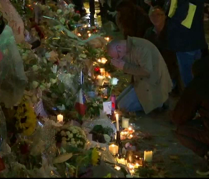 Momente emotionante in Paris, la o saptamana de la atentat. Sute de oameni s-au adunat in centru pentru a comemora victimele Momente emotionante in Paris, la o saptamana de la atentat. Sute de oameni s-au adunat in centru pentru a comemora victimele