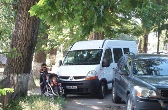 Ei sunt un exemplu? Masina ministerului de Interne, parcata pe tot trotuarul. FOTO Ei sunt un exemplu? Masina ministerului de Interne, parcata pe tot trotuarul. FOTO