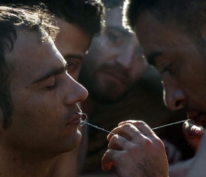 Imigranti blocati la granita cu Macedonia si-au cusut buzele si intra in greva foamei: "Nu ma pot intoarce, ma vor spanzura"