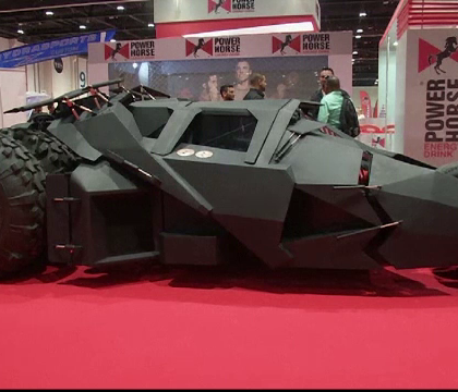 Targul de "jucarii pentru baieti mari" din Abu Dhabi. Batmobilul, dronele si iahturile, accesoriile preferate ale seicilor Targul de "jucarii pentru baieti mari" din Abu Dhabi. Batmobilul, dronele si iahturile, accesoriile preferate ale seicilor