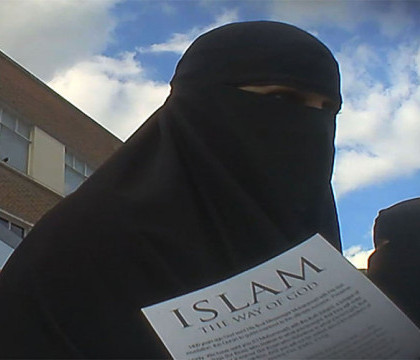 Celula secreta de femei care recruteaza britanice pentru ISIS. Liderul gruparii, o mama a 4 copii, cu viziuni extremiste - FOTO