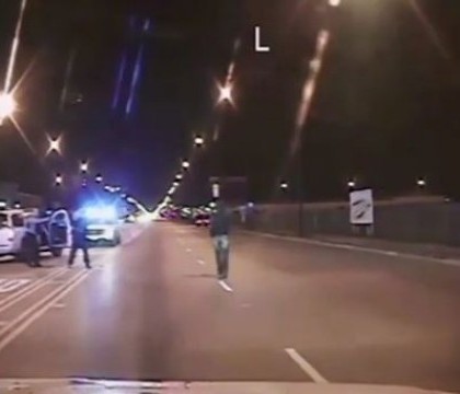 Imagini socante publicate de autoritatile din SUA. Un tanar de culoare este impuscat de 16 ori de un politist alb. VIDEO