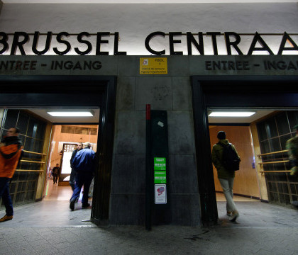 Scolile si metroul din Bruxelles, redeschise dupa 4 zile. Alerta antiterorista ramane insa la nivel maxim Scolile si metroul din Bruxelles, redeschise dupa 4 zile. Alerta antiterorista ramane insa la nivel maxim