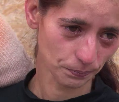 La 31 de ani, Ionela arata ca o eleva de clasa a cincea si cantareste doar 31 de kg. Nu are bani sa afle ce boala o chinuie