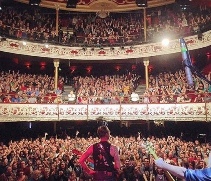 Cum s-a vazut atentatul de la Bataclan prin prisma membrilor trupei Eagles of Death Metal: "Am simtit miros de praf de pusca"