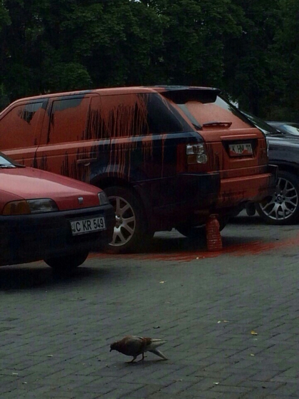 FOTO. Razbunare sau o gluma de prost gust? Un RANGE ROVER negru scaldat in vopsea rosie FOTO. Razbunare sau o gluma de prost gust? Un RANGE ROVER negru scaldat in vopsea rosie
