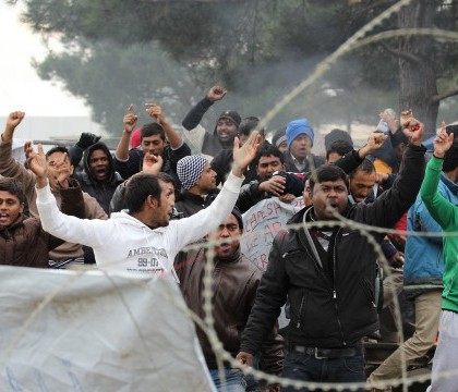 Macedonia a inceput sa construiasca un gard metalic la frontiera cu Grecia. Soldatii desfasoara sarma ghimpata Macedonia a inceput sa construiasca un gard metalic la frontiera cu Grecia. Soldatii desfasoara sarma ghimpata