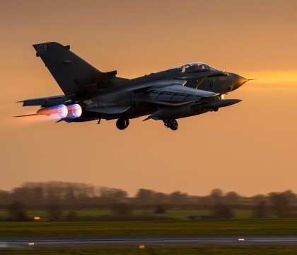 Aviatia britanica a efectuat primele raiduri aeriene impotriva ISIS in Siria la cateva ore de la votul parlamentului Aviatia britanica a efectuat primele raiduri aeriene impotriva ISIS in Siria la cateva ore de la votul parlamentului