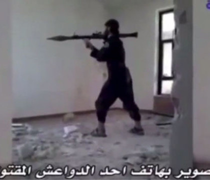 Un filmulet care circula pe internet starneste controverse. Momentul in care un luptator in Statul Islamic se arunca in aer - VIDEO
