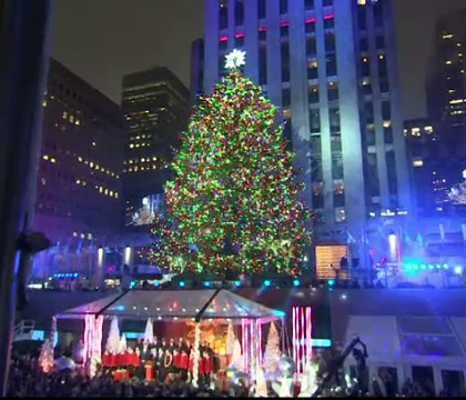 Sarbatorile au inceput la New York cu iluminarea bradului din Rockefeller Center, o traditie de peste sapte decenii Sarbatorile au inceput la New York cu iluminarea bradului din Rockefeller Center, o traditie de peste sapte decenii