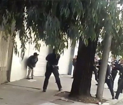 Momentul in care un barbat de culoare este impuscat de 8 politisti, pe o strada din SUA. Ce tinea suspectul in mana. VIDEO Momentul in care un barbat de culoare este impuscat de 8 politisti, pe o strada din SUA. Ce tinea suspectul in mana. VIDEO