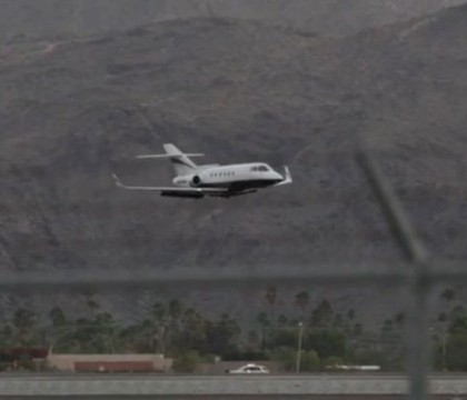Momentul dramatic in care rotile unui avion nu se desfac la aterizare. Manevra spectaculoasa a pilotului - VIDEO