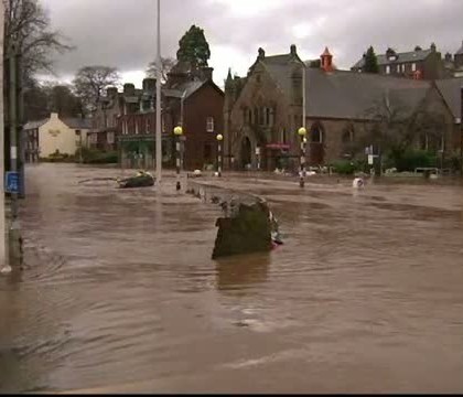 Inundatiile puternice au acoperit mai multe zone din Marea Britanie. Oamenii au fost salvati cu barcile din case Inundatiile puternice au acoperit mai multe zone din Marea Britanie. Oamenii au fost salvati cu barcile din case
