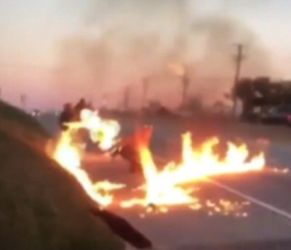 FOTO - Le-a dat foc celor doi colegi ai sai, pe autostrada. Ce s-a intamplat intre cei trei FOTO - Le-a dat foc celor doi colegi ai sai, pe autostrada. Ce s-a intamplat intre cei trei