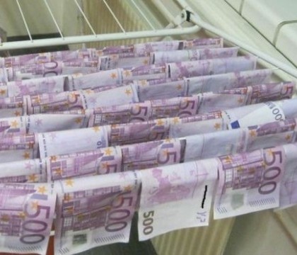 100.000 de euro, gasiti plutind pe Dunare, in Viena, de catre un tanar. Martorii au anuntat politia 100.000 de euro, gasiti plutind pe Dunare, in Viena, de catre un tanar. Martorii au anuntat politia