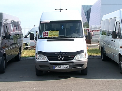 Mai multi soferi de microbuz, amenintati cu rafuiala fizica daca nu vor intra in greva Mai multi soferi de microbuz, amenintati cu rafuiala fizica daca nu vor intra in greva
