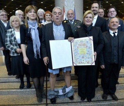 I-au cazut pantalonii chiar in timp ce era premiat de presedinta Croatiei. Momentul stanjenitor, surprins de camere - VIDEO