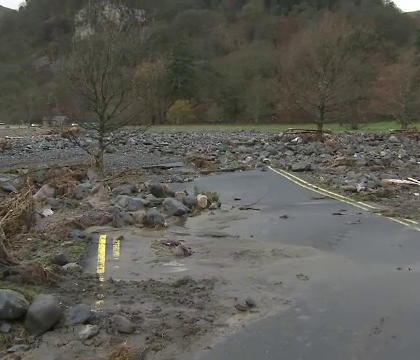 Peisaj dezolant in nord-vestul Angliei dupa inundatii. Drumuri blocate, localitati fara electricitate si alunecari de teren