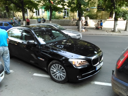 "Am BMW, iar toata strada e parcare pentru mine". Cum si-a lasat masina un sofer din capitala. FOTO "Am BMW, iar toata strada e parcare pentru mine". Cum si-a lasat masina un sofer din capitala. FOTO