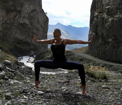 Rusoaica de 34 de ani, mama a trei copii, care face senzatie pe internet cu pozitiile de yoga. Ce spune sotul ei. FOTO