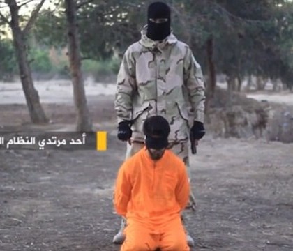 Imagini inspaimantatoare, publicate de ISIS. Cum a fost executat un "tradator" care atarna cu capul in jos de un copac. VIDEO Imagini inspaimantatoare, publicate de ISIS. Cum a fost executat un "tradator" care atarna cu capul in jos de un copac. VIDEO