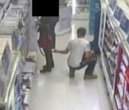 Momentul in care un barbat e surprins de camere in timp ce face poze sub fusta unei femei, intr-un magazin din Londra - VIDEO