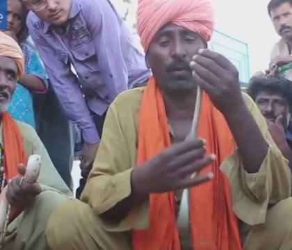 Talentul neobisnuit al unui barbat din Pakistan. Isi introduce serpi veninosi pe nas si-i scoate pe gura. VIDEO
