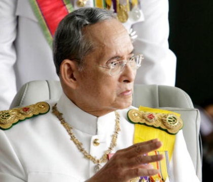 Un thailandez a fost arestat si risca pana la 32 de ani de inchisoare dupa ce a dat like la o poza pe Facebook. A cui era Un thailandez a fost arestat si risca pana la 32 de ani de inchisoare dupa ce a dat like la o poza pe Facebook. A cui era