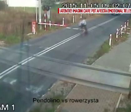 Un biciclist polonez si-a vazut moartea cu ochii. A scapat cu viata, dupa ce a fost lovit de un tren, insa nu si de amenda Un biciclist polonez si-a vazut moartea cu ochii. A scapat cu viata, dupa ce a fost lovit de un tren, insa nu si de amenda