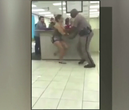 Bataie intre un politist si o tanara din Florida, suprinsa de camerele video. Ce a facut femeia cand a fost data afara - VIDEO