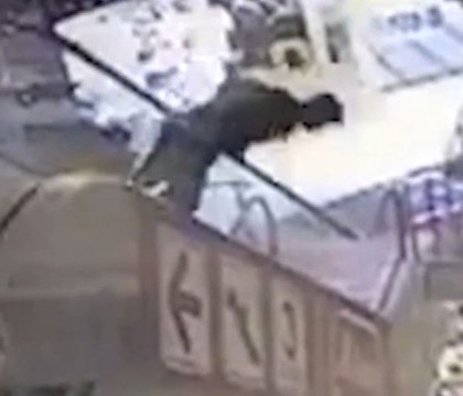 A cazut de pe scara rulanta din mall pe capul unui barbat. Deznodamantul neasteptat al accidentului socant. VIDEO