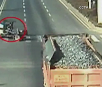 Accident bizar intr-o intersectie din China. Momentul in care un mic tractor a fost spulberat de un camion. VIDEO Accident bizar intr-o intersectie din China. Momentul in care un mic tractor a fost spulberat de un camion. VIDEO