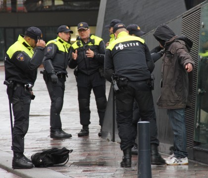 Demonstratie violenta anti-imigranti, in Olanda. Politia a fost nevoita sa traga focuri de avertizare - VIDEO Demonstratie violenta anti-imigranti, in Olanda. Politia a fost nevoita sa traga focuri de avertizare - VIDEO