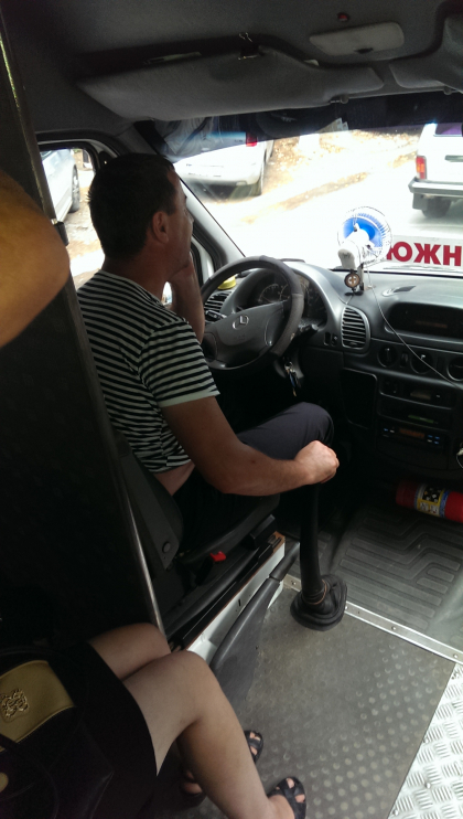 Nu-i pasa de lege! Cum a fost surprins la volan soferul unui microbuz de pe ruta 192. FOTO