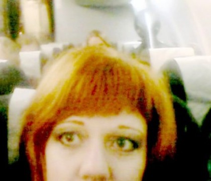 Si-a facut un selfie in avion si a fost socata cand a vazut poza. Ce se afla in spatele ei, la doar cateva scaune distanta Si-a facut un selfie in avion si a fost socata cand a vazut poza. Ce se afla in spatele ei, la doar cateva scaune distanta