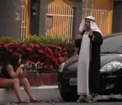 Un musulman se roaga, apoi arunca un rucsac negru in plina strada si fuge. Farsa unor australieni a devenit virala: VIDEO