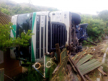 VIDEO. Accident la Cahul. Doua camioane s-au ciocnit, iar unul dintre ele s-a rasturnat peste o casa VIDEO. Accident la Cahul. Doua camioane s-au ciocnit, iar unul dintre ele s-a rasturnat peste o casa