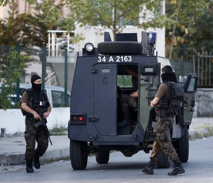 Descindere intr-o ascunzatoare terorista din Istanbul. Doua femei au fost ucise intr-un schimb de focuri Descindere intr-o ascunzatoare terorista din Istanbul. Doua femei au fost ucise intr-un schimb de focuri