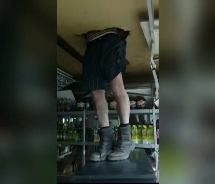 Ghinion pentru un hot din Rusia care a incercat sa intre intr-un magazin. Ce a urmat dupa ce tavanul i-a cedat sub picioare - VIDEO Ghinion pentru un hot din Rusia care a incercat sa intre intr-un magazin. Ce a urmat dupa ce tavanul i-a cedat sub picioare - VIDEO